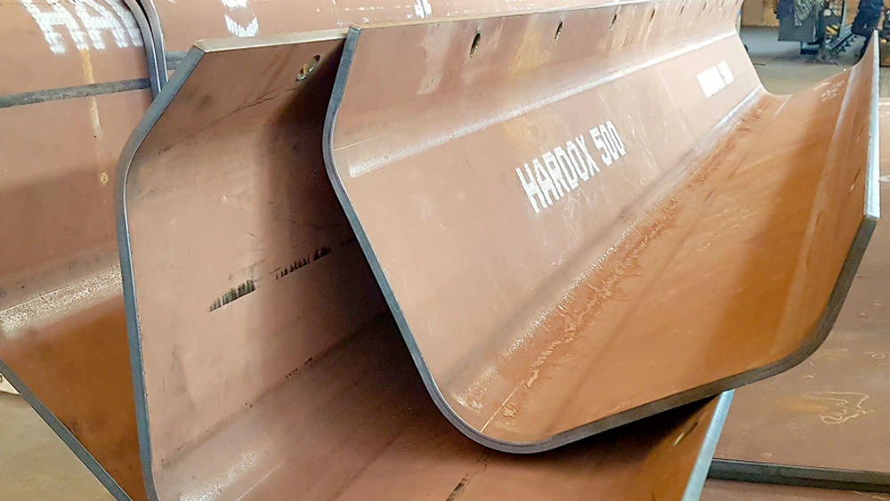  منتجات Hardox / durostat في فئة الفولاذ المقاوم للاهتراء لمؤهلات HARDOX منفصلة HARDOX 400 و HARDOX 450 و HARDOX 500 بجودة مختلفة