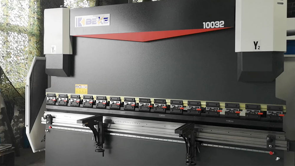  While bringing the metal to the desired form by applying force with hydraulic pressure, we increase the quality and competitiveness of the production as well as giving a better quality, faster and easier shape.