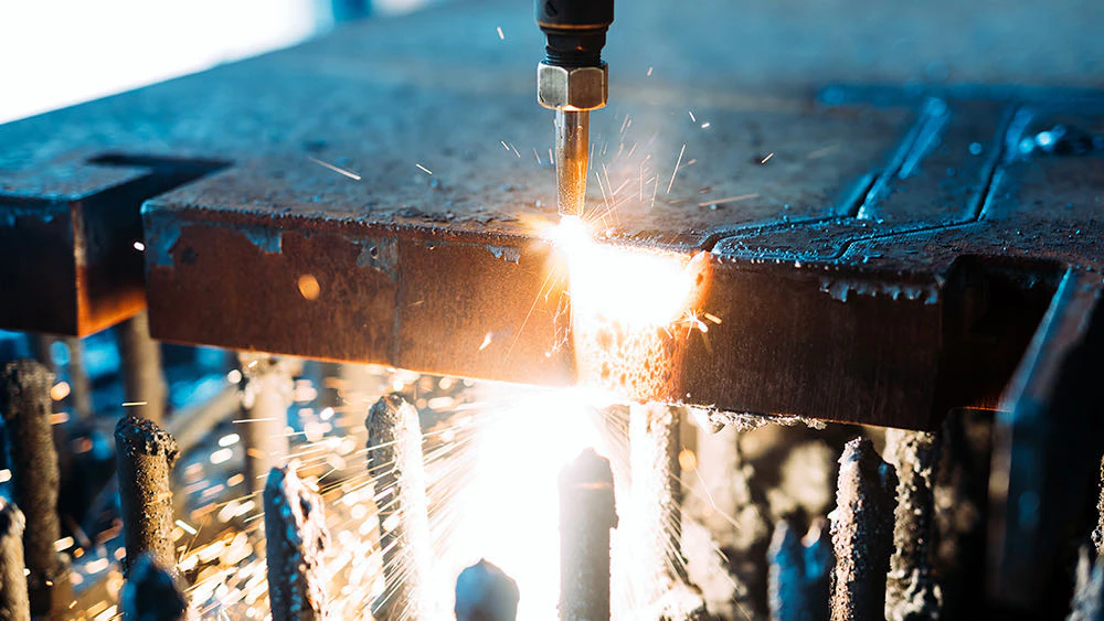  WELDOX Yüksek sertliğe sahip çelik ürünlerinin yapı sektöründe kullanılması için tercih edilen weldox ürünleri, en iyi sertliği elde ederken, en iyi kaynak yapılabilmesi için koruma sağlamaktadır.
